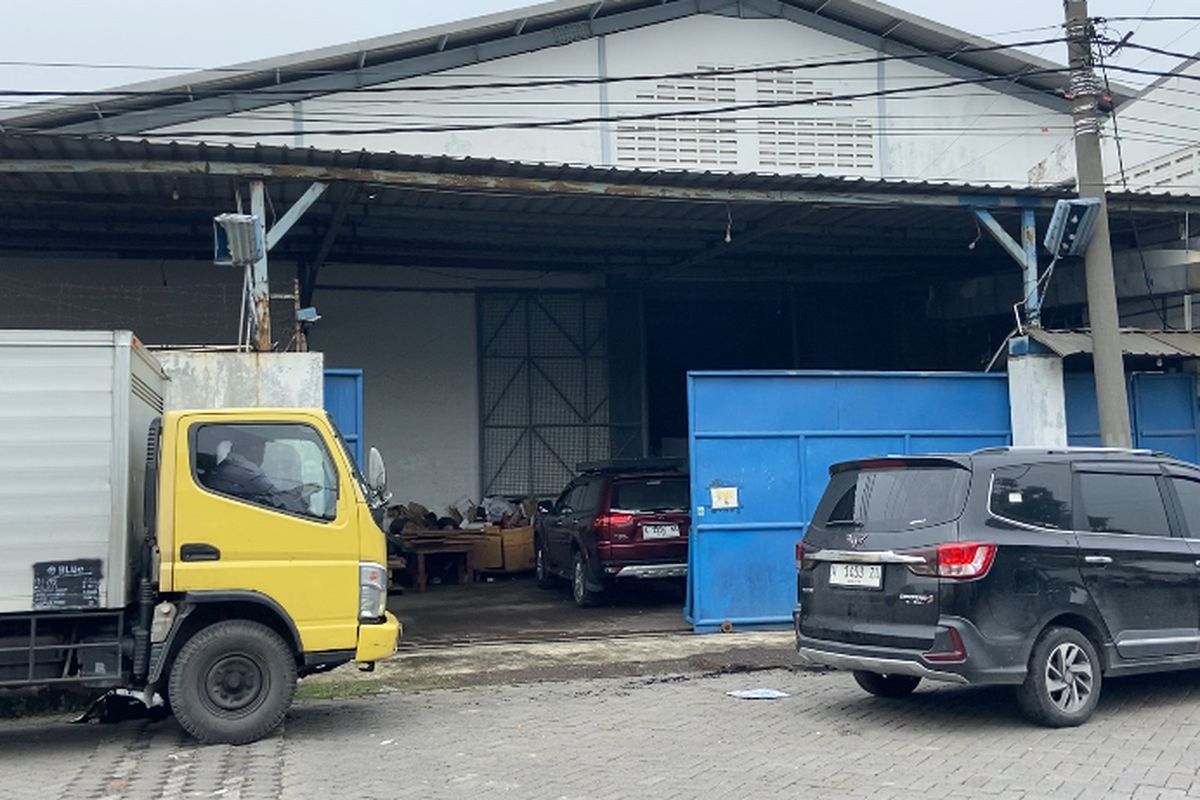 Gudang UD Sentoso Seal milik Jan Hwa Diana di Margomulyo Permai disegel Pemkot Surabaya, Selasa (22/4/2025)