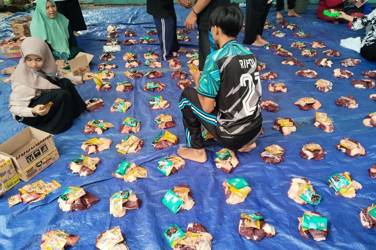 Sapi Kurban Presiden di Pamekasan Hasilkan 527 Bungkus Daging, Dilengkapi Kecap dan Bumbu