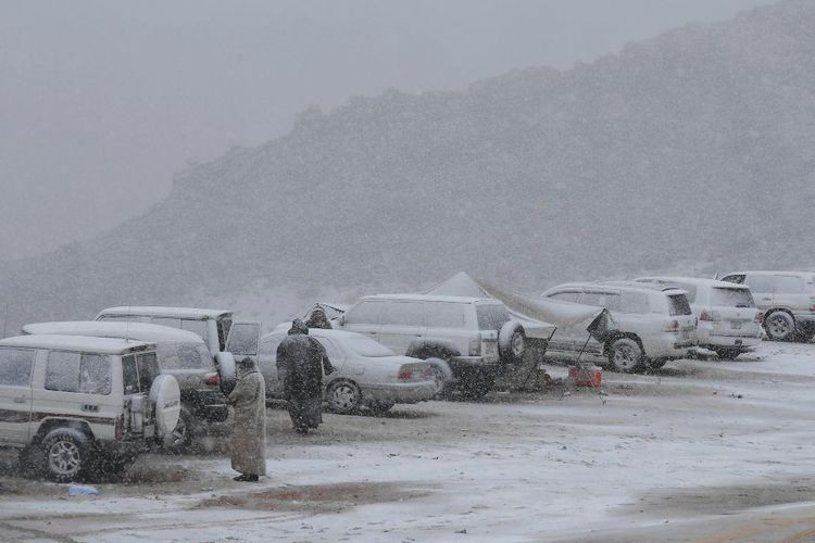Hujan salju turun di wilayah Tabuk, Arab Saudi, Sabtu (1/1/2022). Setiap tahun, hujan salju membawa turis dari seluruh Kerajaan Arab Saudi ke wilayah tersebut. Akibat pandemi Covid-19, mungkin akan ada lebih sedikit pengunjung yang datang ke wilayah Tabuk untuk melihat salju. 