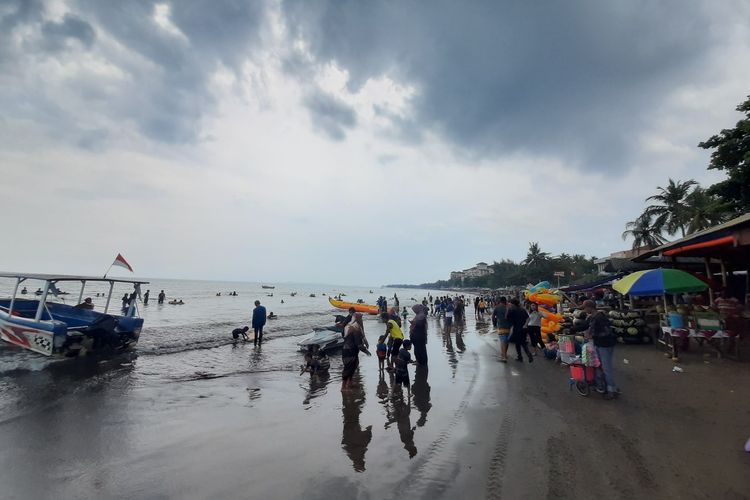 Pantai Anyer menjadi primadona atau favorit masyarakat menghabisi libur Lebaran 2023.