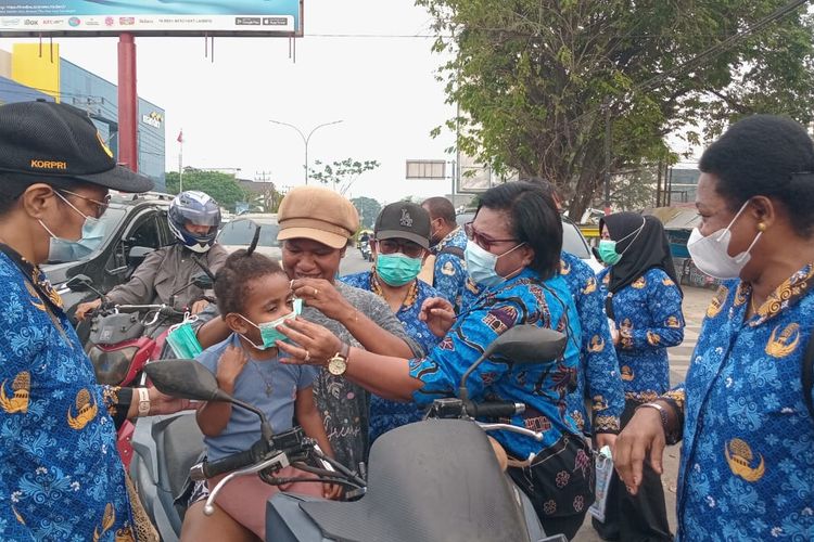 Kabut Asap Selimuti Kota Sorong, Dinkes Bagikan Masker