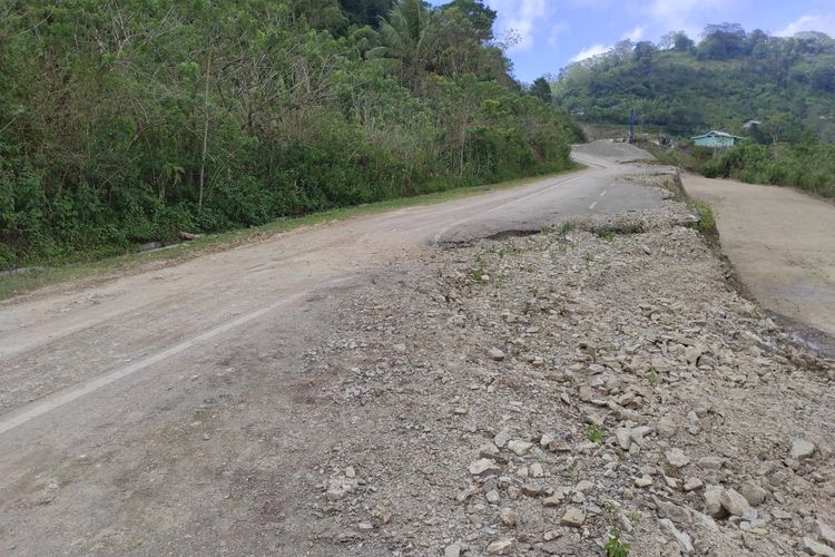 Pantauan Kompas.com, di ruas jalan yang berada di Desa Lakmaras, Kecamatan Lamaknen Selatan, Kabupaten Belu, terlihat beberapa titik jalan rusak terkelupas. Ada sebagian yang ambrol.
