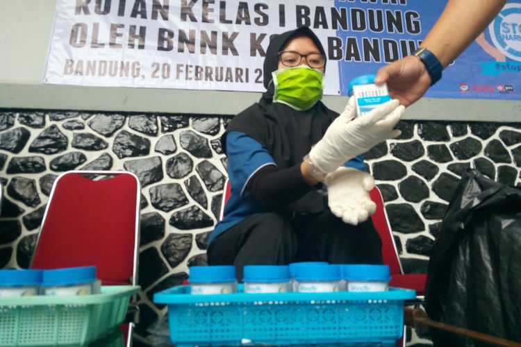 Petugas BNN tengah melakukan test urine seluruh petugas Rutan Kebonwaru