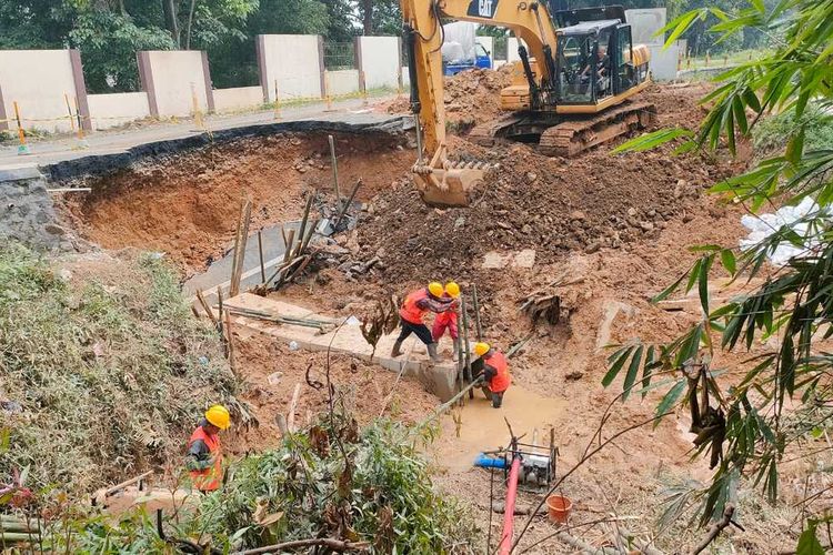 Proses perbaikan jalan yang amblas. Ruas jalan Cipanas- Warung Banten amblas karena jebolnya irigasi pada Selasa (28/5/2024).