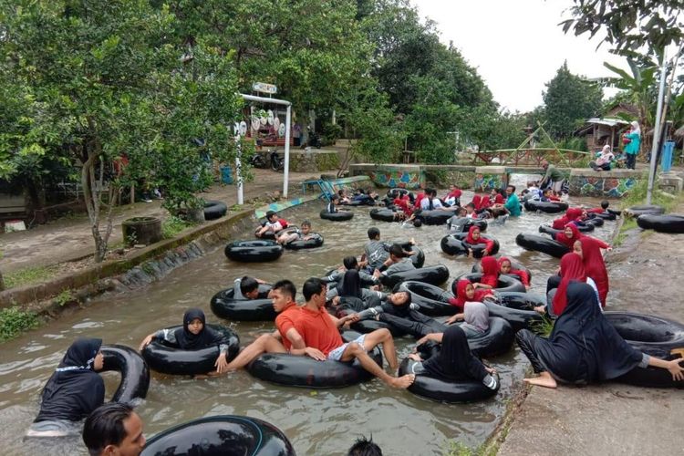 Keseruan wisatawan bermain air di Sungai Boja, Desa Blimbing, Kendal, Jawa Tengah