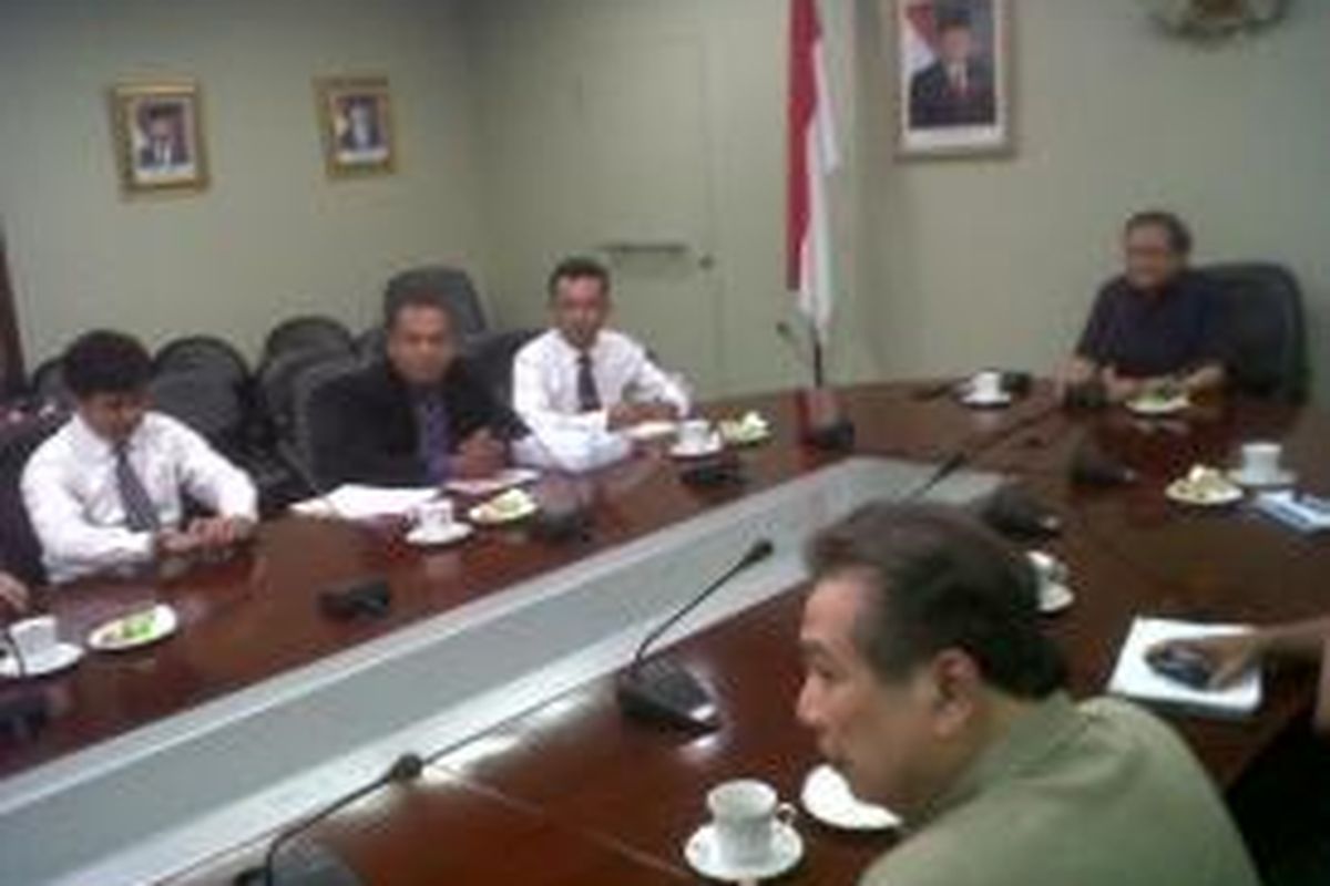 Sekretaris Kabinet Dipo Alam bertemu dengan kuasa hukum TrioMacan2000, Senin (30/12/2013). Akun anonim TrioMacan 2000 berencana melaporkan sejumlah kasus dugaan korupsi Menteri BUMN Dahlan Iskan.