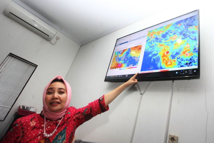 Kepala Badan Meteorologi Klimatologi dan Geofisika (BMKG) Dwikorita Karnawati memberikan keterangan pers di Kantor BMKG Yogyakarta, Sleman, DI Yogyakarta, Jumat (1/12/2017). Berdasarkan hasil pemantauan Stasiun Klimatologi, BMKG merilis posisi terakhir siklon tropis Dahlia mulai menjauh dari wilayah Indonesia hari ini, tapi tetap meminta masyarakat untuk waspada karena masih ada beberapa dampak yang berpotensi muncul mempengaruhi kondisi cuaca.