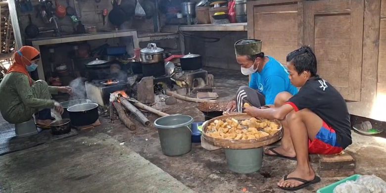 Pasaturi Sumino dan Nur Hasanah warga Desa Jogorogo, Kecamatan Jogorogo, Kabupaten Ngawi, Jawa Timur sedang memasak pentol corah dan aneka gorengan yang akan dijual di depan Kantor Polsek Jogorogo. Pasutri ini berhasil naik haji tahun ini, setelah nabung Rp 10.000 selama 21 tahun.