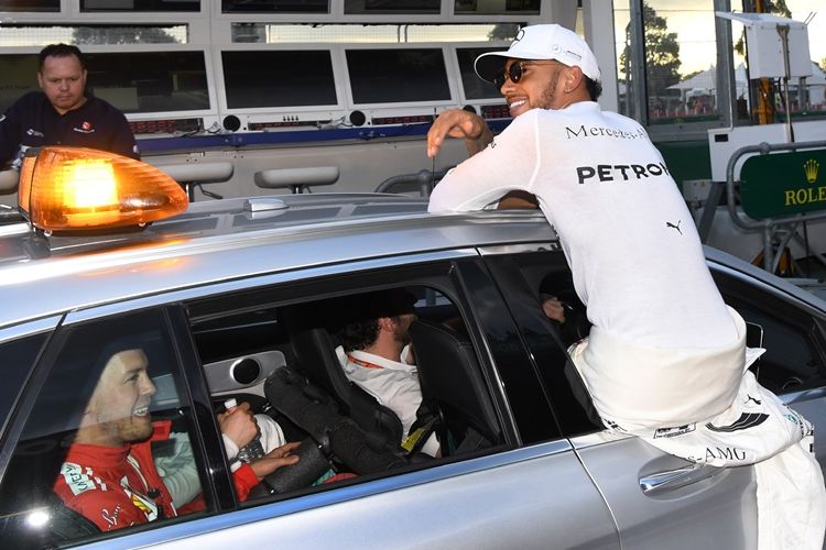Pebalap Mercedes asal Inggris, Lewis Hamilton (kanan) merayakan hasil sesi kualifikasi GP Australia bersama pebalap Ferrari, Sebastian Vettel, dan rekan satu timnya di Mercedes asal Finlandia, Valtteri Bottas, di Sirkuit Melbourne Grand Prix, Alberta Park, Sabtu (25/3/2017).