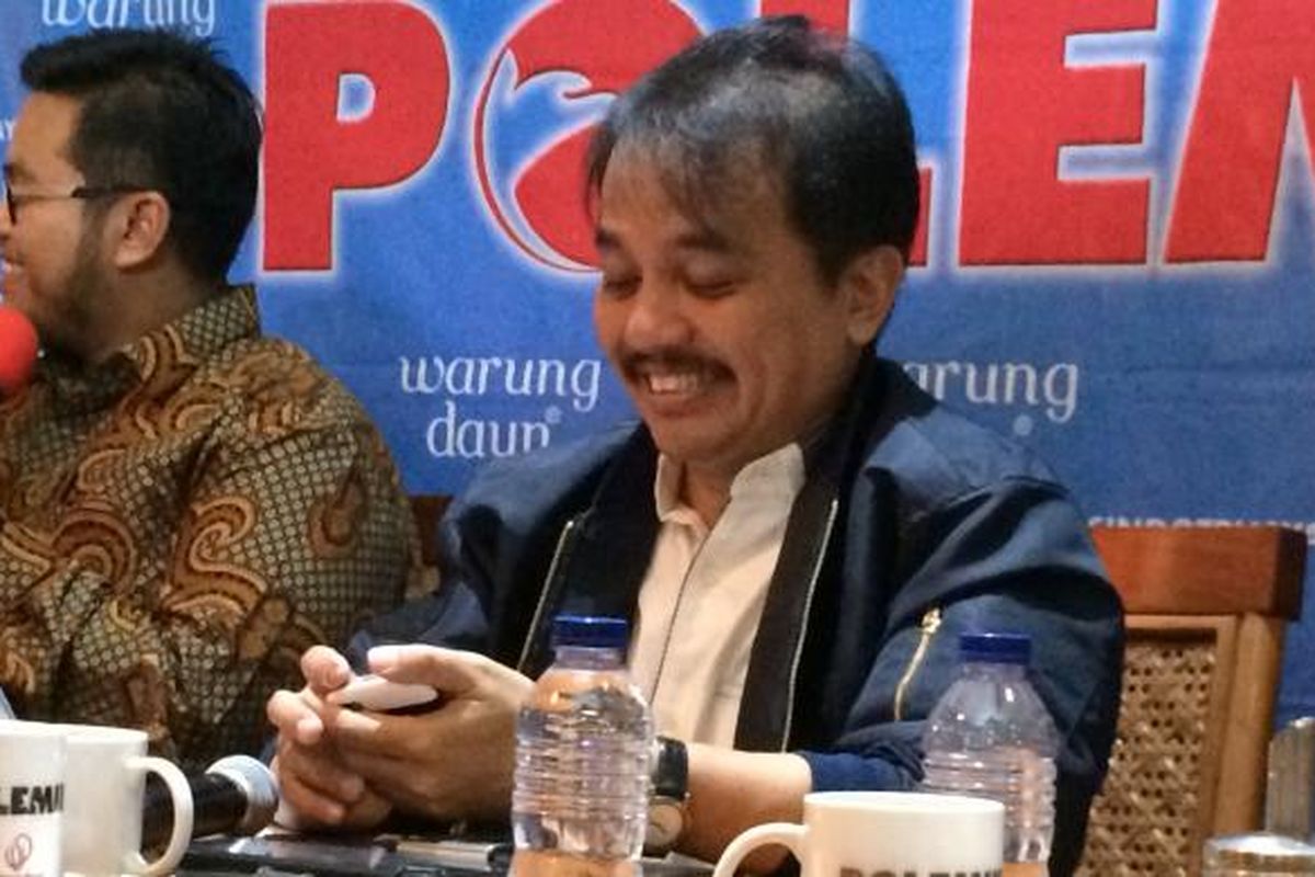 Roy Suryo, juru bicara Tim Pemenangan calon gubernur-wakil gubernur DKI Jakarta, Agus Harimurti Yudhoyono-Sylviana Murni, memerikan tanda secara eksplisit sikap Partai Demokrat pada putaran kedua Pilkada DKI Jakarta 2017.