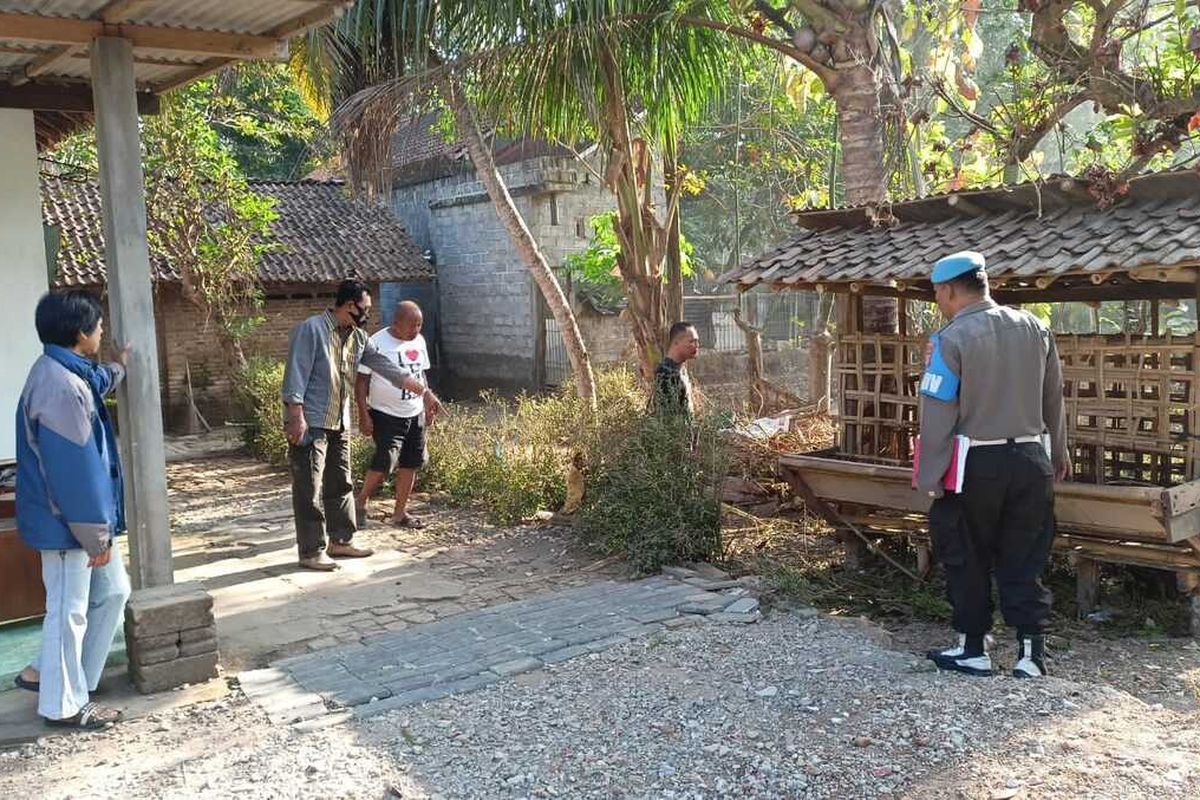 Polsek Lendah olah TKP dugaan pencurian empat kambing dari kandang di pekarangan rumah warga pada RT 15 Padukuhan Lendah, Kalurahan Jatirejo, Kapanewon Lendah, Kabupaten Kulon Progo, Daerah Istimewa Yogyakarta.