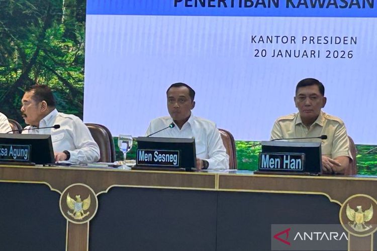 Menteri Sekretaris Negara (Mensesneg) Prasetyo Hadi (tengah) dalam konferensi pers Pemerintah Mencabut Perizinan Pemanfaatan Hutan (PBPH) di Kantor Presiden, Jakarta, Selasa (20/1/2026). PT Toba Pulp Lestari menanggapi keputusan Presiden Prabowo yang mencabut izin 28 perusahaan terkait pemanfaatan hutan dan banjir Sumatera.