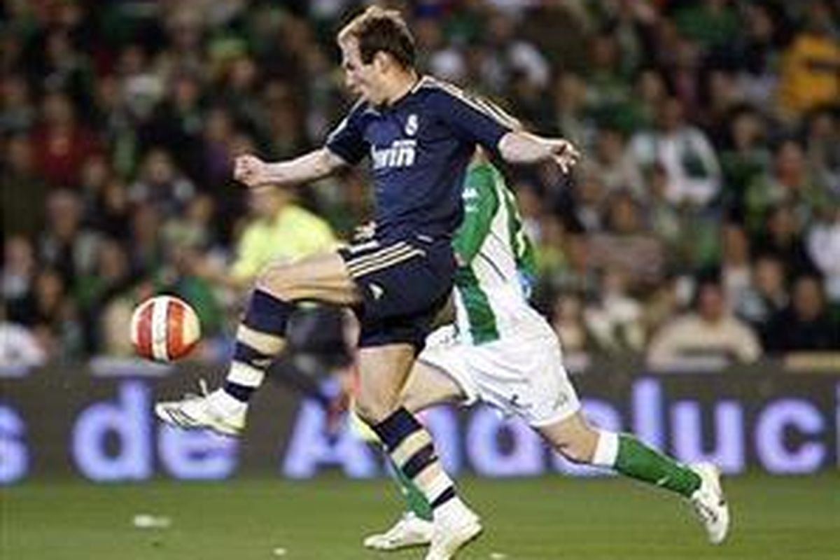 Winger Real Madrid,Arjen Robben, berusaha melewati pemain Real Betis. El Real menyerah 1-2 dalam pertandingan ini. 