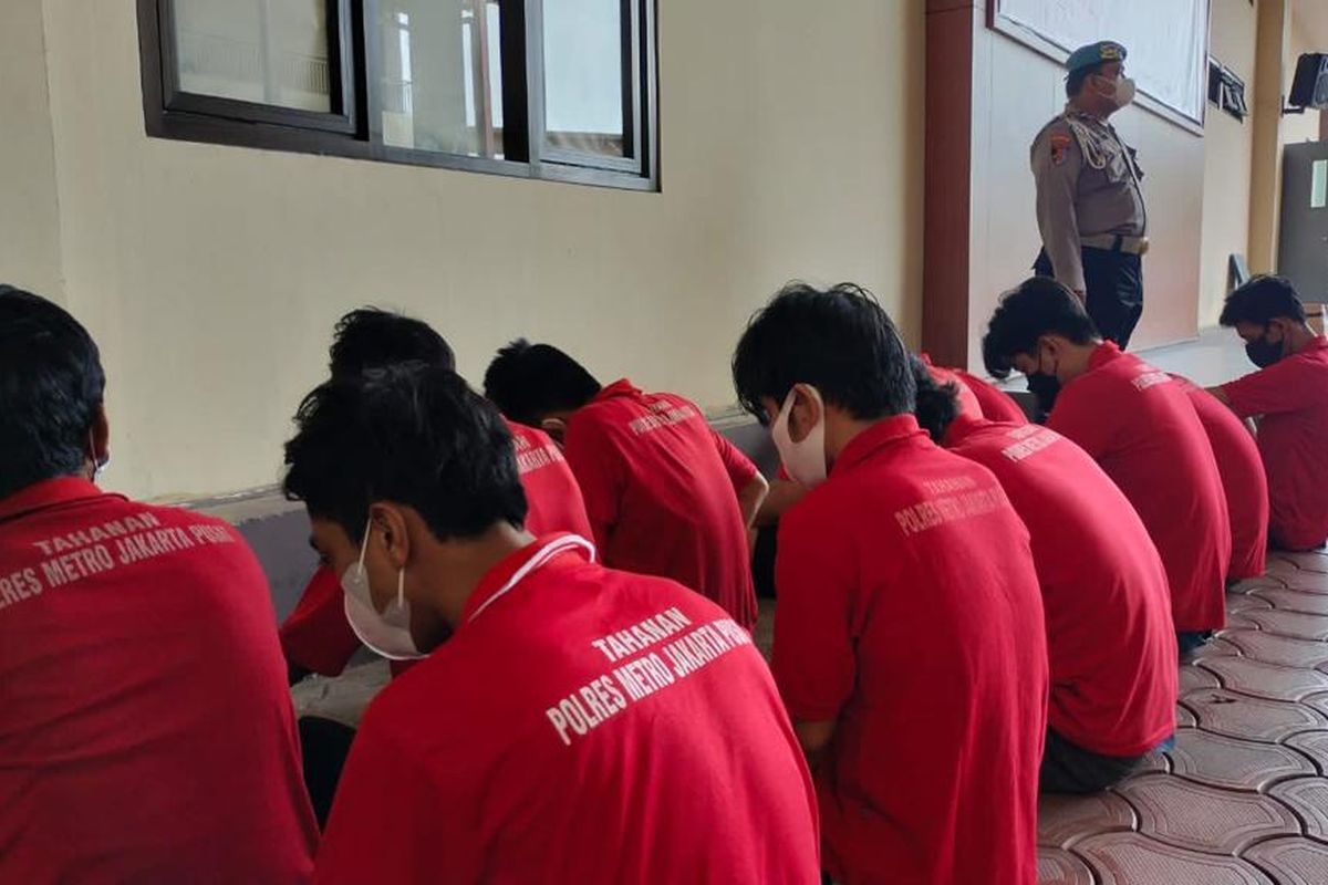 14 orang ditetapkan sebagai tersangka oleh Polres Metro Jakarta Pusat setelah berhasil menyita berbagai macam jenis narkoba dan minuman keras di wilayah Jakarta Pusat, Jumat (2/9/2022).