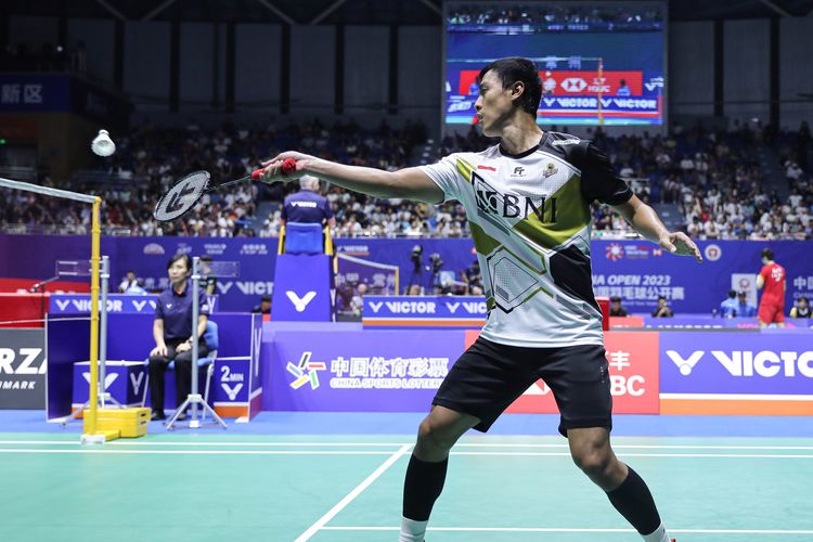 Shesar Hiren Rhustavito saat bertanding pada perempat final China Open 2023 melawan Jonatan Christie di Olympic Sports Center Gymnasium, Jumat (8/9/2023). Terkini, Shesar mundur dari Hong Kong Open 2023 karena cedera betis kirinya kambuh. 