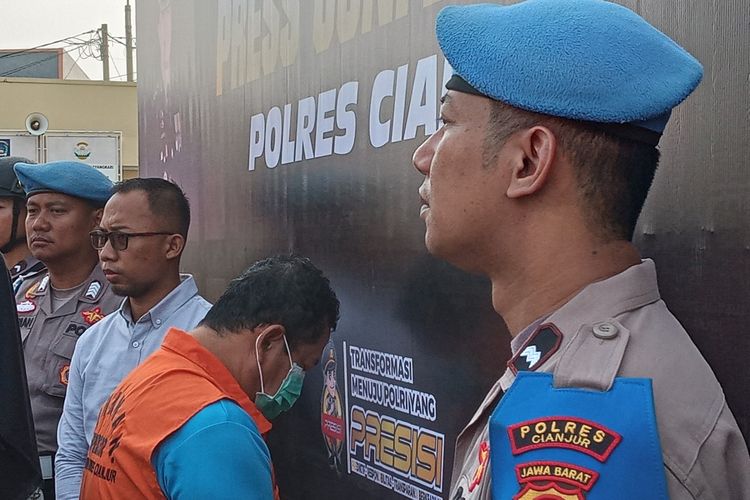 DH (55) seorang kepala desa di Kabupaten Cianjur, Jawa Barat, ditangkap polisi atas dugaan kasus penyelewengan dana desa.