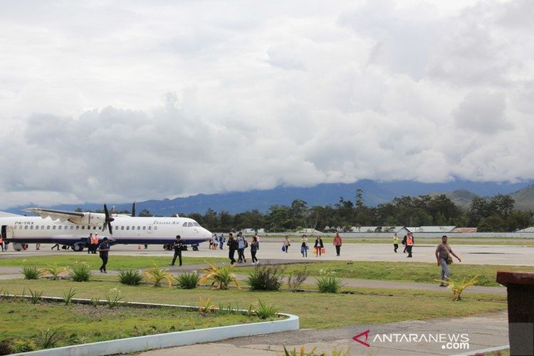 Pesawat Trigana jenis ATR yang beroperasi di Bandara Wamena.