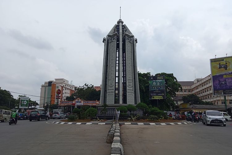 Kendaraan melintasi Tugu Pamulang, Senin (10/1/2021. Tugu ini baru saja selesai direnovasi.