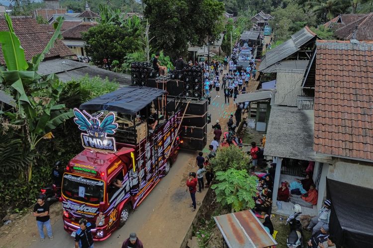 Foto acara sound horeg di Desa Urek-urek Kecamatan Gondanglegi, Kabupaten Malang, Jawa Timur, Sabtu (12/7/2025).