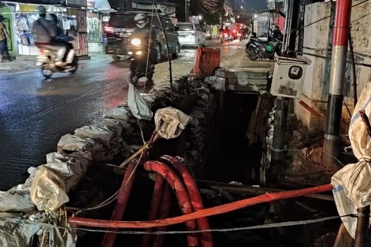 Suku Dinas (Sudin) Sumber Daya Air Jakarta Selatan membuat gorong-gorong dengan memasang box culvert di Jalan Panjang, sekitar Seskoal, Cipulir, Kebayoran Lama, Jakarta Selatan. Pembuatan gorong-gorong dilakukan itu guna menangani banjir yang melanda kawasan Seskoal.