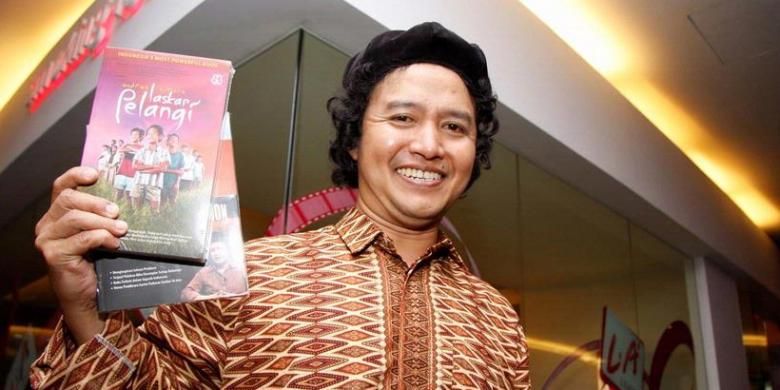 Penulis novel tetralogi Laskar Pelangi, Andrea Hirata, datang ke acara pemutaran film yang diangkat oleh sutradara Riri Riza dari novel tersebut di Auditorium I Blitz Megaplex, Jakarta Pusat, Rabu (8/10/2008).