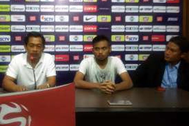 Pelatih Persela Lamongan Aji Santoso (kiri) dan Saddil Ramdani (tengah), dalam sesi jumpa pers selepas pertandingan, Jumat (11/11/2016).
