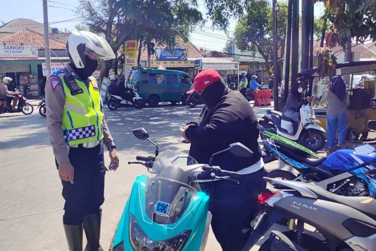 Sejumlah petugas kepolisian dari Satlantas Polresta Bandung kembali menerapkan tilang manual di Soreang, dalam operasi tersebut sebanyak 45 pelanggaran berhasil ditemukan