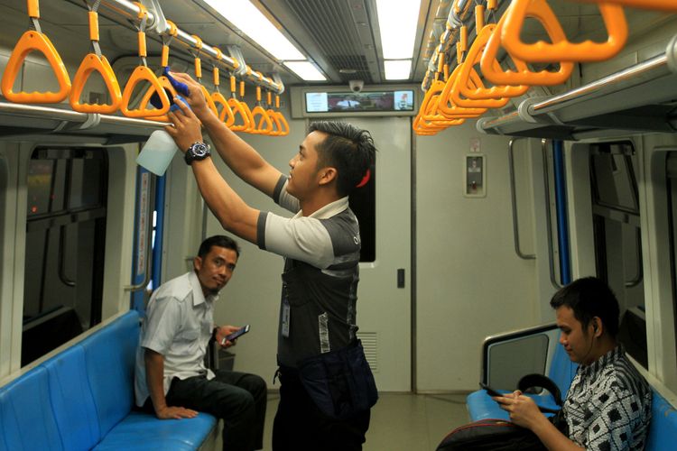 Petugas kebersihan Light Rail Transit (LRT) Palembang membersihkan trainset dengan menyemprotkan cairan disinfektan. Hal ini dilakukan untuk mencegah masuknya virus corona di Sumatera Selatan.