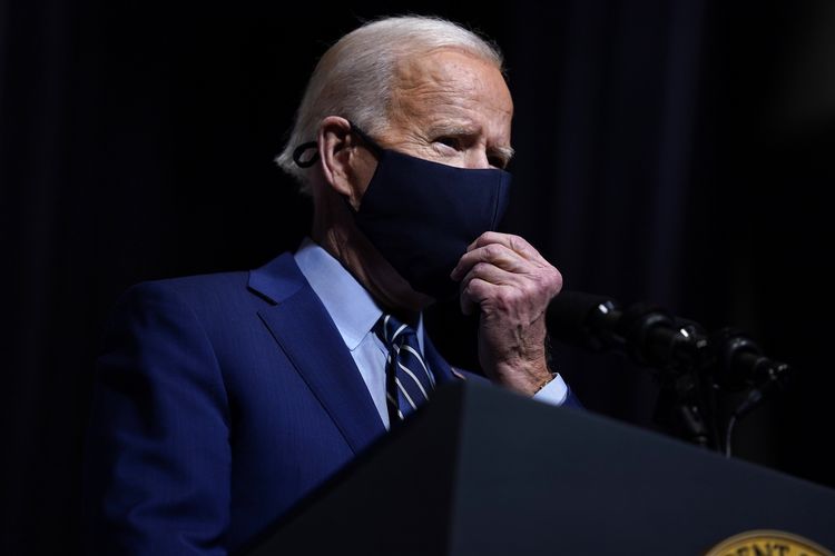 Presiden Amerika Serikat Joe Biden saat berpidato dalam kunjungan ke Viral Pathogenesis Laboratory di National Institutes of Health, pada Kamis (11/2/2021).