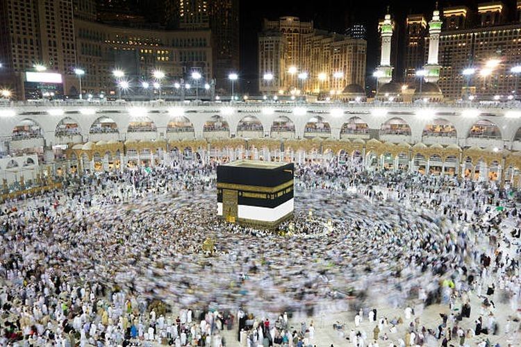 Jemaah haji melakukan tawaf. 