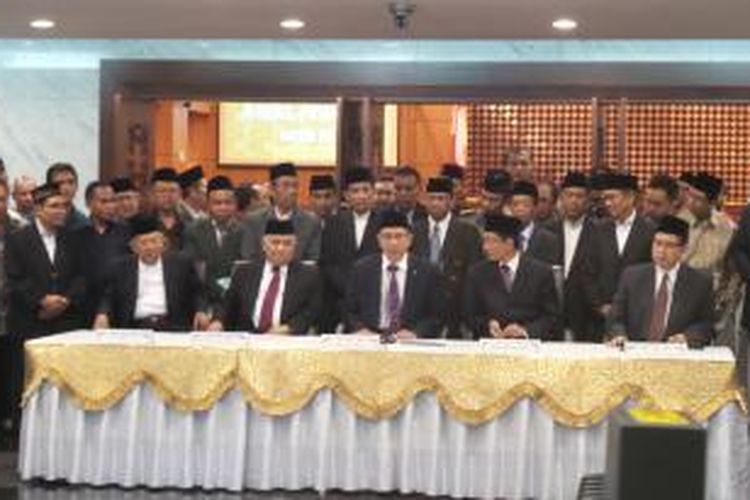 Menteri Agama Lukman Hakim Saifuddin memimpin Sidang Isbat Awal Syawal 1435 H di Kementerian Agama, Minggu (27/7/2014) malam. Dalam sidang tersebut, Pemerintah memutuskan 1 Syawal 1435 Hijriah jatuh pada Senin, 28 Juli 2014.