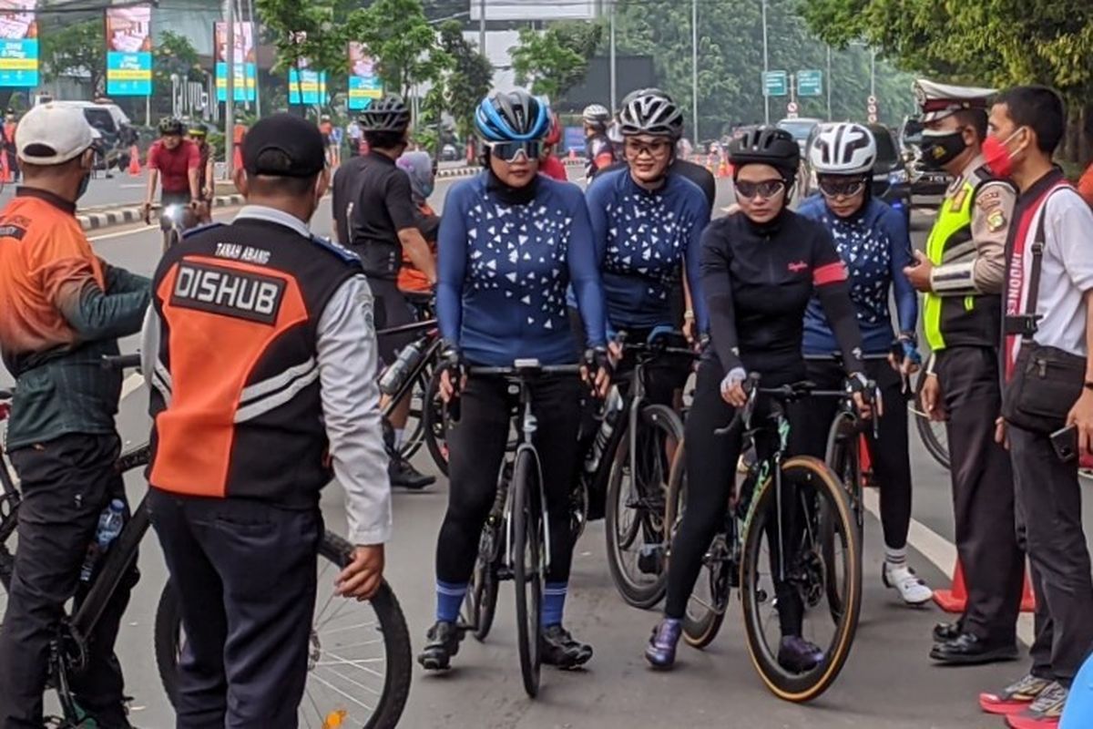 Rombongan pesepeda road bike terlihat tidak menggunakan masker saat melintas di Jalan Layang Non Tol (JLNT) Kampung Melayu-Tanah Abang, Minggu (6/6/2021)