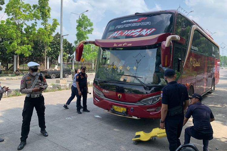 Salah satu bus diberhentikan karena menggunakan klakson telolet di Bandung. Petugas gabungan pun memberikan sanksi. 