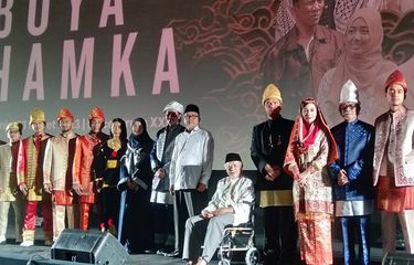 Konferensi pers peluncuran trailer film Buya Hamka, dihadiri oleh salah satu anak Buya Hamka, Buya Afif (duduk di kursi roda) bersama jajaran produser, sutradara, dan pemain, di bioskop XXI Epicentrum, Kuningan, Jakarta Selatan, Kamis (23/3/2023).