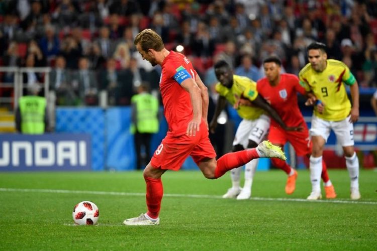 Penyerang Inggris, Harry Kane, mengeksekusi penalti ke gawang Kolombia pada pertandingan babak 16 besar Piala Dunia 2018 di Stadion Spartak, 3 Juli 2018. 