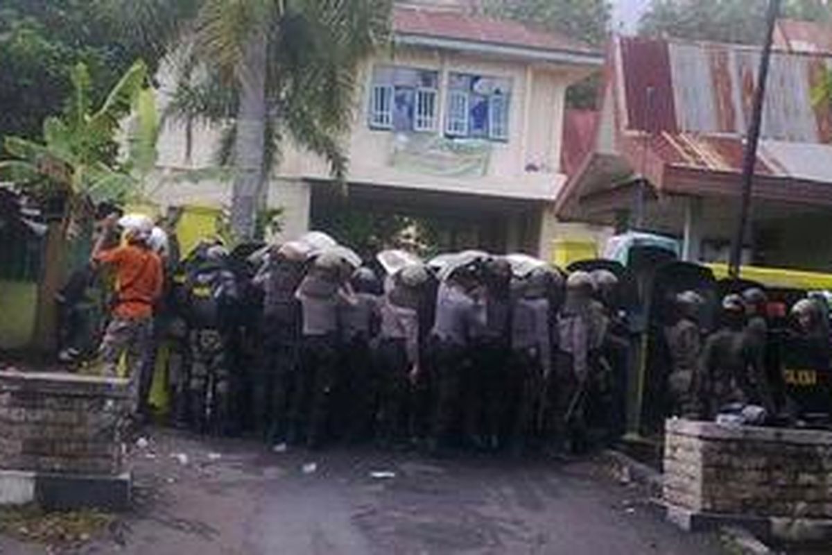 Pintu masuk utama Kampus Universitas Khairun Ternate di Akehuda, dikepung polisi saat terjadi bentrok dengan mahasiswa di jalan Bandara Babullah, Ternate, Jumat (30/03/2012).