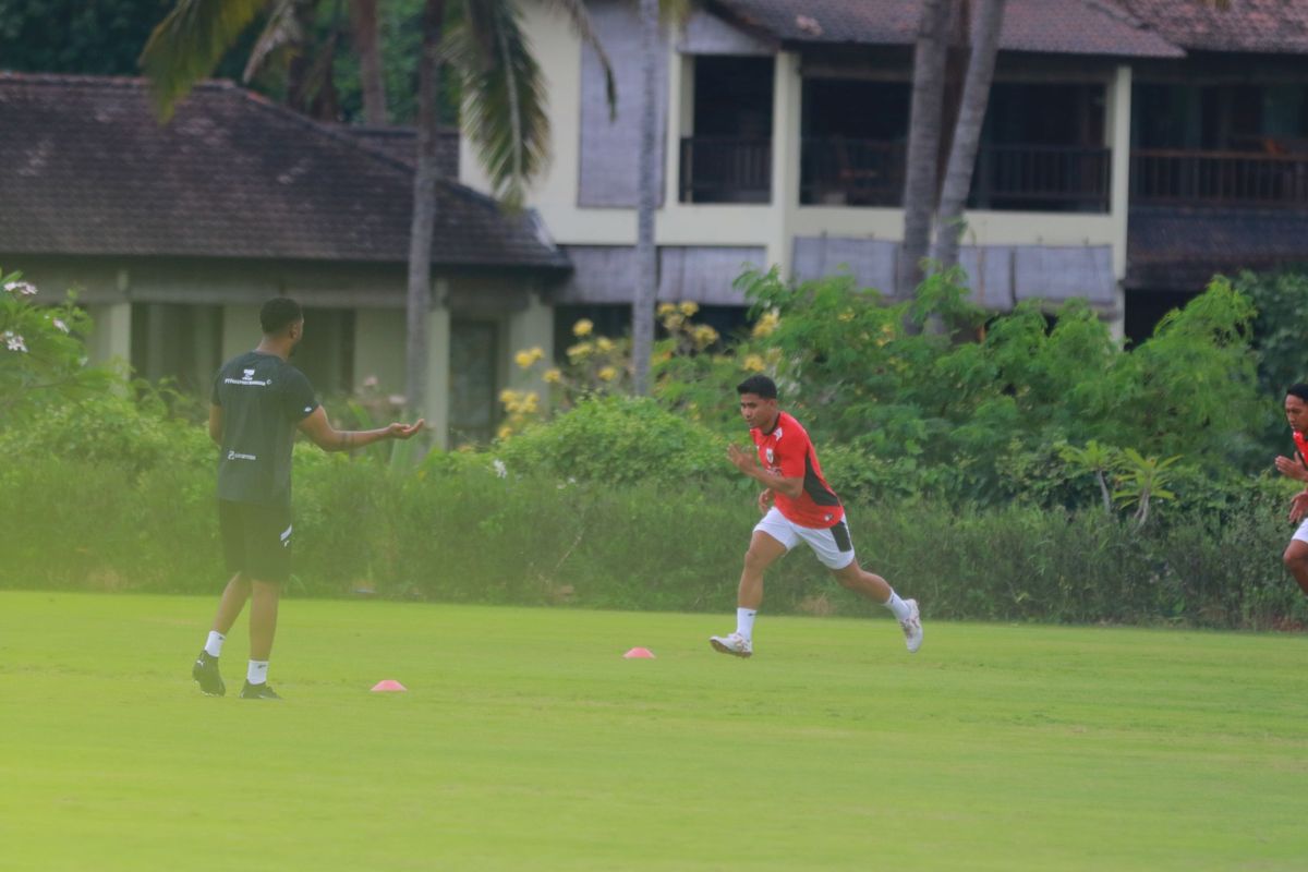 Bek sayap Timnas Indonesia Asnawi Mangkualam tengah berlatih pada Selasa (27/5/2025). Para pemain Timnas Indonesia mengadakan Training Camp di lapangan latihan Bali United di Gianyar Bali jelang ronde laga-laga Kualifikasi Piala Dunia 2026 kontra China dan Jepang.