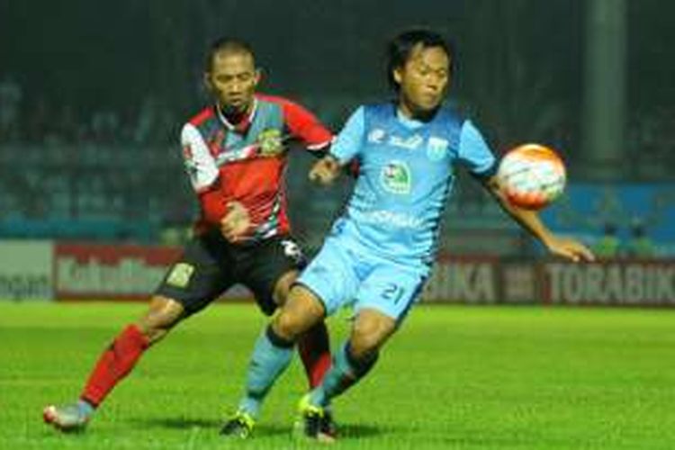 Penampilan skuad Persela Lamongan (biru) saat menjamu Persiba Balikpapan di Stadion Surajaya, di ajang TSC 2016.