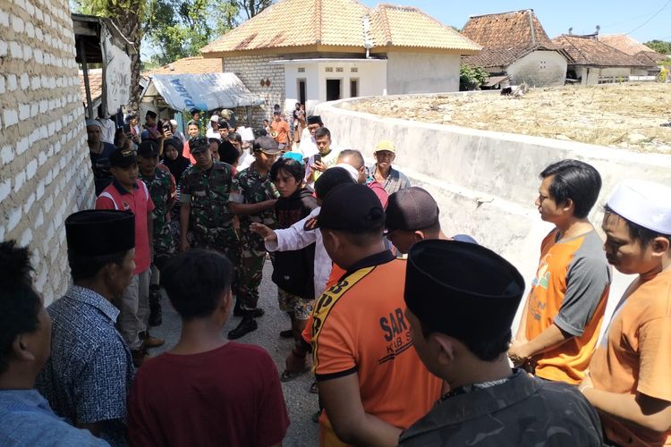 Suara dentuman misterius terdengar dari bawah tanah rumah warga Dusun Tengah, Desa Moncek Tengah, Kecamatan Lenteng, Kabupaten Sumenep, Jawa Timur, Sabtu (12/8/2023).