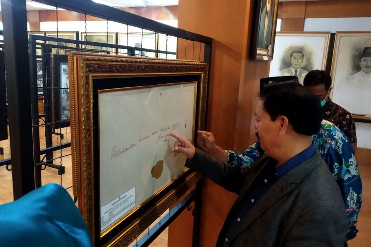 Kepala Perpustakaan Nasional Muhammad Syarif Bando melihat salah satu koleksi Perpustakaan Bung Karno di Kota Blitar, Jumat (18/6/2021)