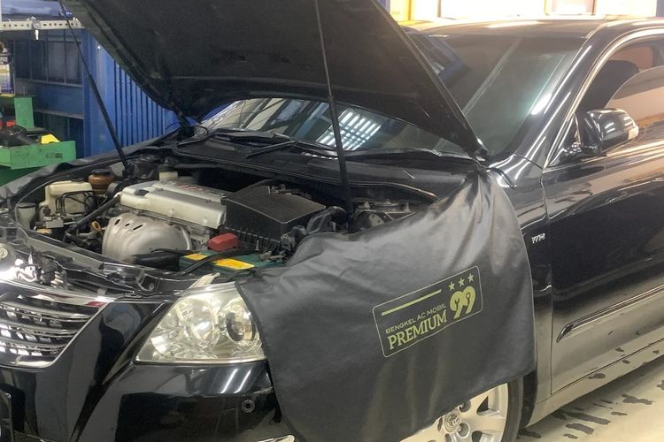 Ilustrasi perbaikan mobil di bengkel spesialis AC Premium 99 di Depok, Jawa Barat.