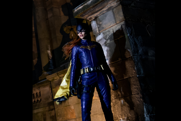 Aktris Leslie Grace dalam film Batgirl.