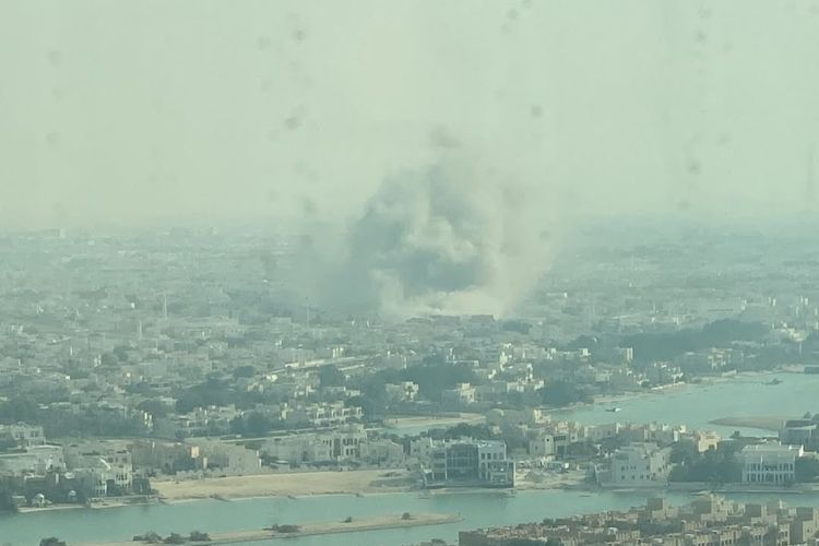 Asap membubung dari serangan Israel yang menargetkan pemimpin Hamas di Doha, Qatar, Selasa (9/9/2025). Serangan Israel di Qatar, terjadi ketika Hamas berdiskusi dengan pemerintah di sana soal perundingan gencatan senjata untuk mengakhiri perang di Gaza. Bagaimana nasib rencana gencatan senjata ini pascaserangan? Israel Serang Qatar, Bagaimana Respons Pemimpin Dunia?