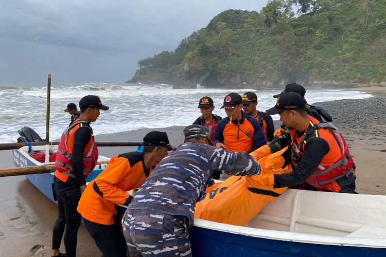 Evakuasi nelayan yang tewas setelah perahunya terbalik akibat terhempas ombak di perairan Kebumen, Jawa Tengah, Kamis (13/7/2023) pagi.