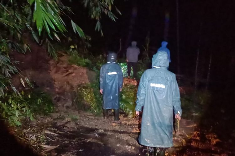 Cerita Personel TNI Evakuasi Ibu Hamil dan Anak-anak Saat Banjir di Kabupaten Lebong