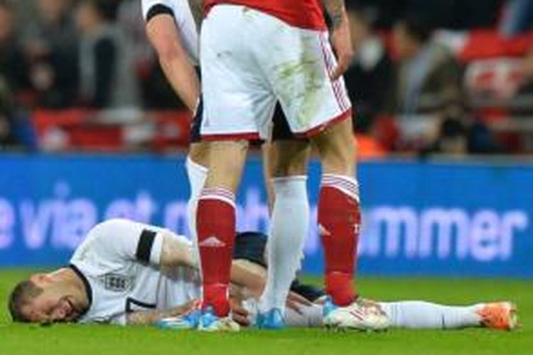 Gelandang Inggris, Jack Wilshere, mengalami cedera saat melawan Denmark di Stadion Wembley, London, Rabu (5/3/2014).