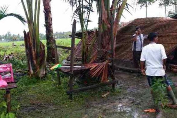 Polisi mendata kerusakan rumah warga yang roboh akibat angin kencang di Desa Ulee Tanoh, Kecamatan Tanah Pasir, Aceh Utara, Kamis (23/2/2017)