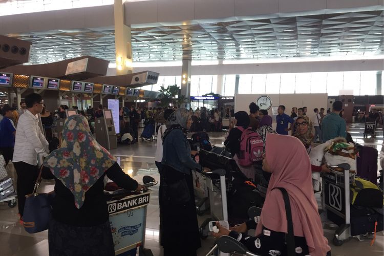 Suasana pintu masuk Terminal 3 Bandara Soekarno-Hatta, Tangerang, jelang long weekend pekan ini, Kamis (31/8/2017) siang. Pergerakan penumpang di bandara ini diprediksi meningkat pada libur panjang kali ini.