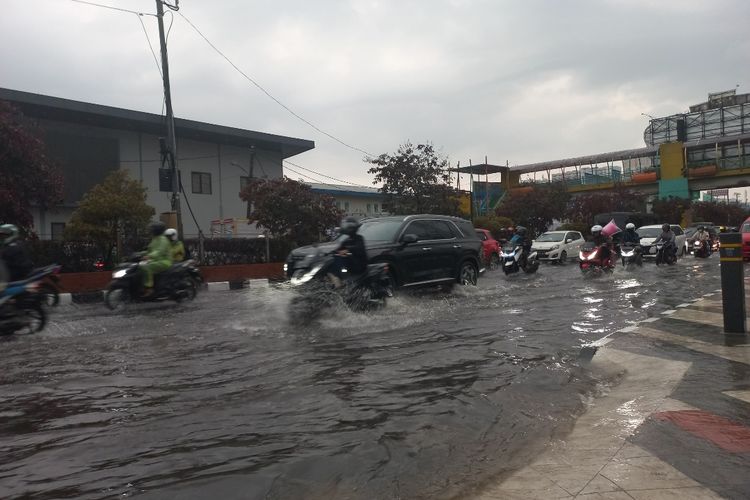 Ruas Jalan Raya Margonda terendam banjir setelah hujan deras mengguyur wilayah tersebut, pada Senin (8/5/2023) sekitar pukul 15.00 WIB.