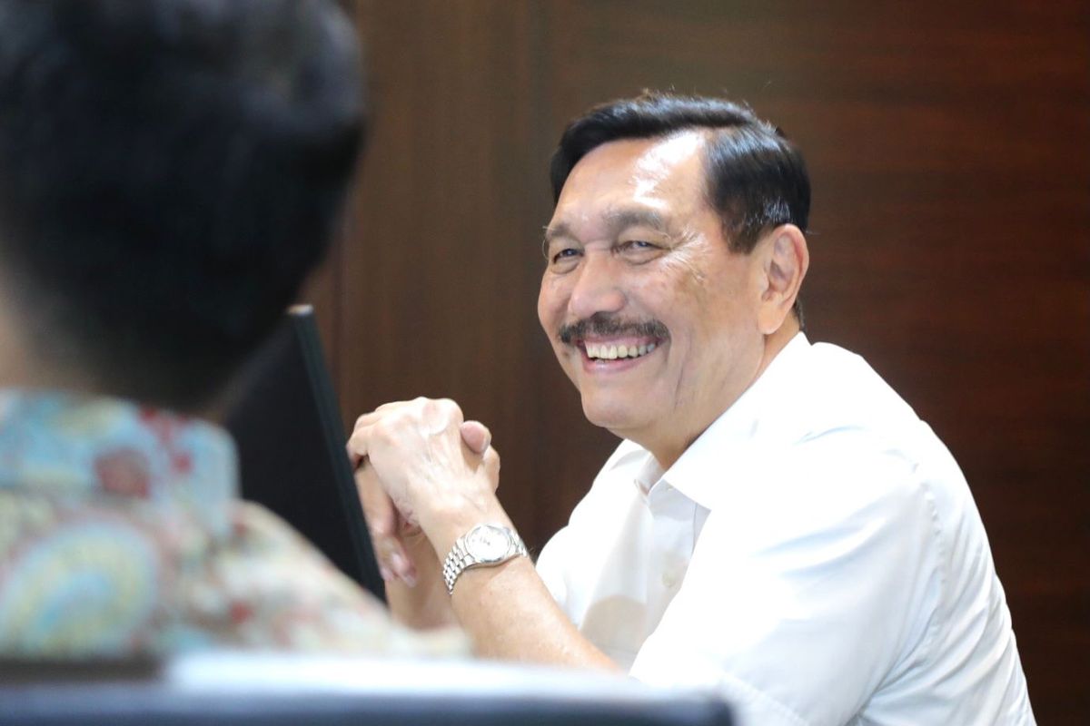 Menteri Koordinator Bidang Kemaritiman dan Investasi Luhut Binsar Pandjaitan berbincang-bincang dengan para pegawainya, di Jakarta, Selasa (4/1/2022).